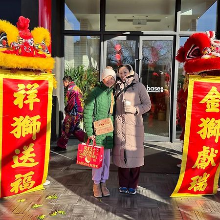 Base-Beijing Wangfujing Serviced Apartment- In Hutong &Bike Rental &Close To Forbidden City, Tian'Anmen Square &Subway Nearby &Free Coffee &Washing Machine,Kitchen &Restaurant Discount &English Speaking &High Speed Free Wifi Zewnętrze zdjęcie Chinese New Year celebrations at the shopping centre in 2018