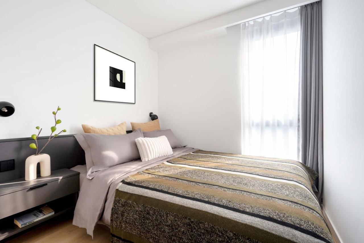 Base-Beijing Wangfujing Serviced Apartment- In Hutong &Bike Rental &Close To Forbidden City, Tian'Anmen Square &Subway Nearby &Free Coffee &Washing Machine,Kitchen &Restaurant Discount &English Speaking &High Speed Free Wifi Zewnętrze zdjęcie A bedroom