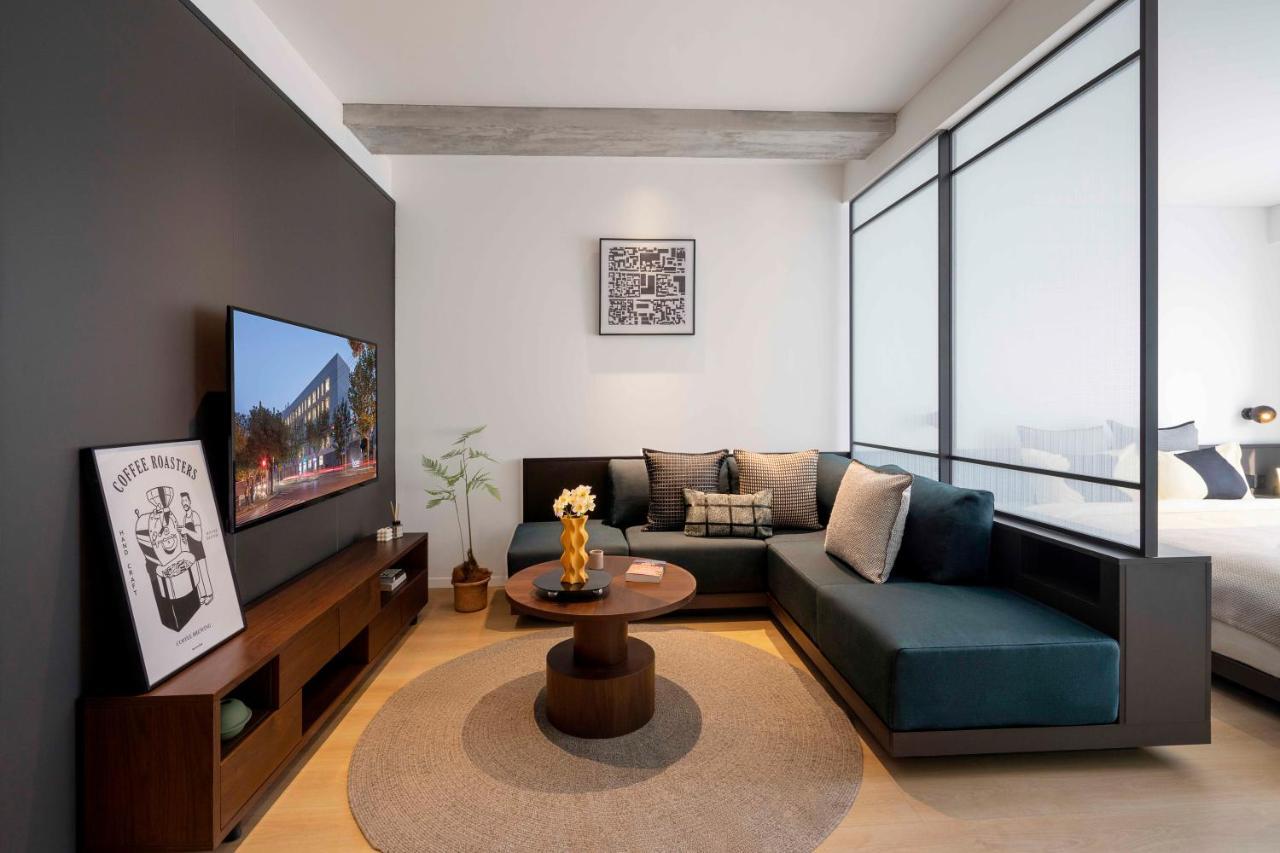 Base-Beijing Wangfujing Serviced Apartment- In Hutong &Bike Rental &Close To Forbidden City, Tian'Anmen Square &Subway Nearby &Free Coffee &Washing Machine,Kitchen &Restaurant Discount &English Speaking &High Speed Free Wifi Zewnętrze zdjęcie A living room