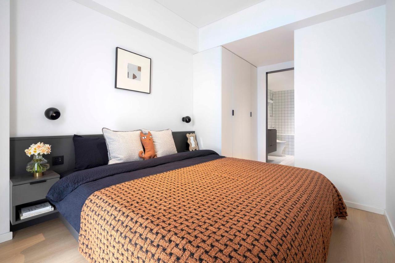 Base-Beijing Wangfujing Serviced Apartment- In Hutong &Bike Rental &Close To Forbidden City, Tian'Anmen Square &Subway Nearby &Free Coffee &Washing Machine,Kitchen &Restaurant Discount &English Speaking &High Speed Free Wifi Zewnętrze zdjęcie A bedroom