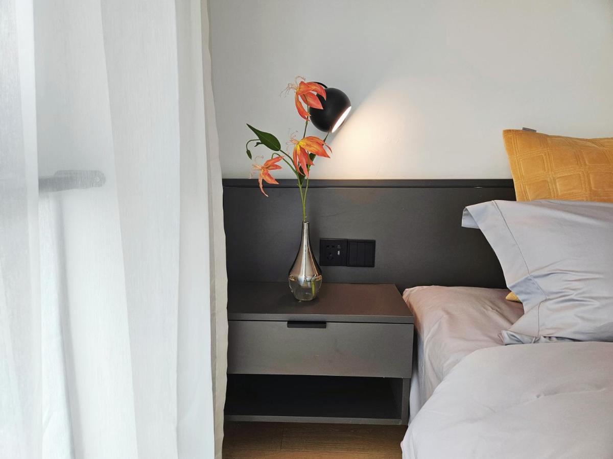 Base-Beijing Wangfujing Serviced Apartment- In Hutong &Bike Rental &Close To Forbidden City, Tian'Anmen Square &Subway Nearby &Free Coffee &Washing Machine,Kitchen &Restaurant Discount &English Speaking &High Speed Free Wifi Zewnętrze zdjęcie A bedside table