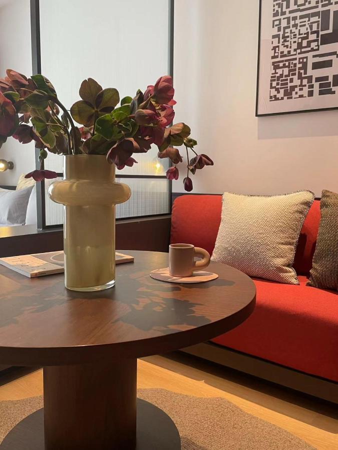 Base-Beijing Wangfujing Serviced Apartment- In Hutong &Bike Rental &Close To Forbidden City, Tian'Anmen Square &Subway Nearby &Free Coffee &Washing Machine,Kitchen &Restaurant Discount &English Speaking &High Speed Free Wifi Zewnętrze zdjęcie The interior of the cafe