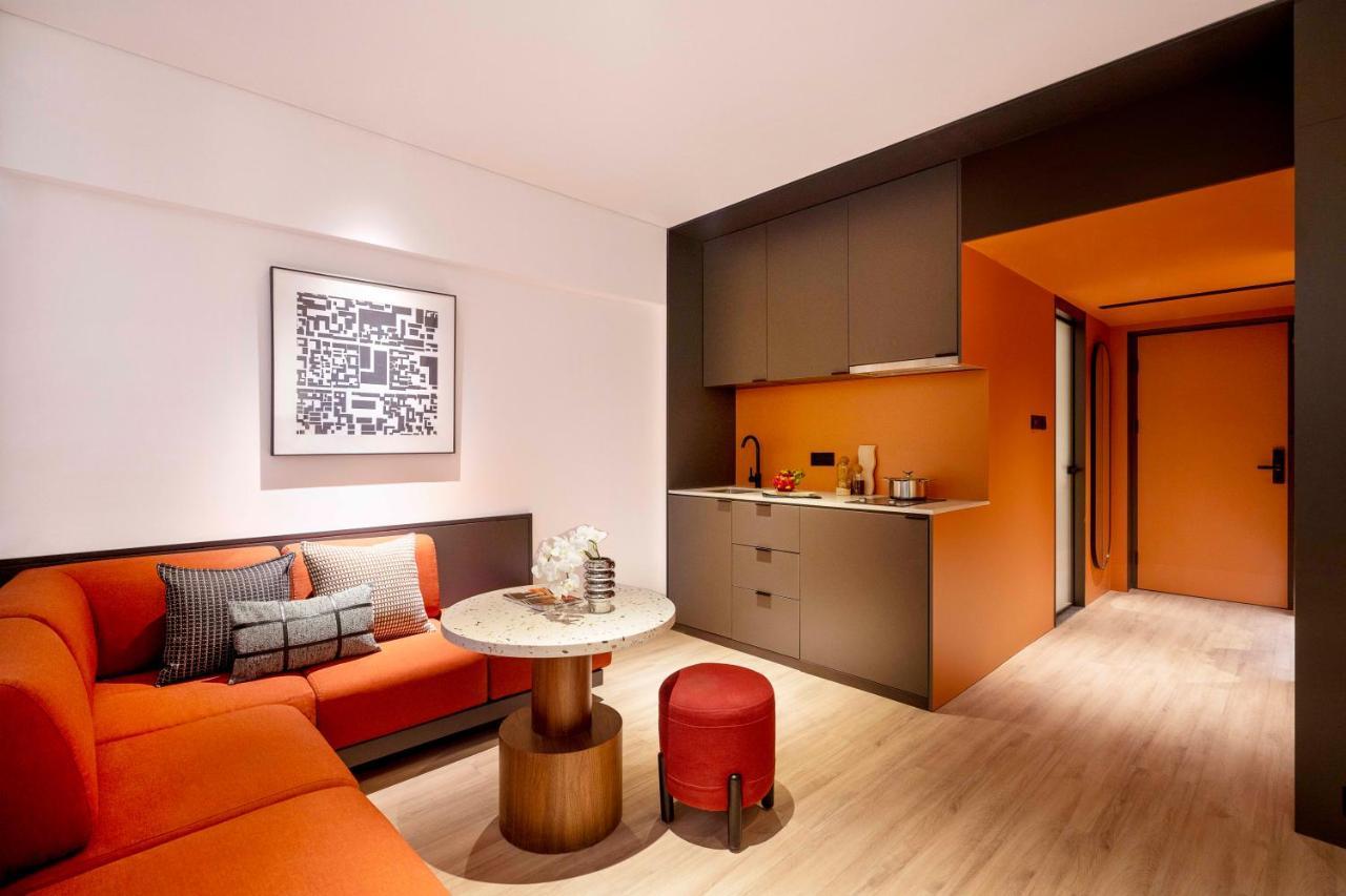 Base-Beijing Wangfujing Serviced Apartment- In Hutong &Bike Rental &Close To Forbidden City, Tian'Anmen Square &Subway Nearby &Free Coffee &Washing Machine,Kitchen &Restaurant Discount &English Speaking &High Speed Free Wifi Zewnętrze zdjęcie A suite at the hotel