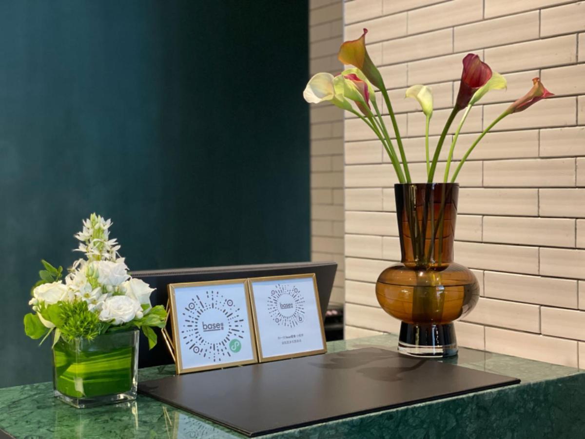Base-Beijing Wangfujing Serviced Apartment- In Hutong &Bike Rental &Close To Forbidden City, Tian'Anmen Square &Subway Nearby &Free Coffee &Washing Machine,Kitchen &Restaurant Discount &English Speaking &High Speed Free Wifi Zewnętrze zdjęcie Reception desk at the hotel