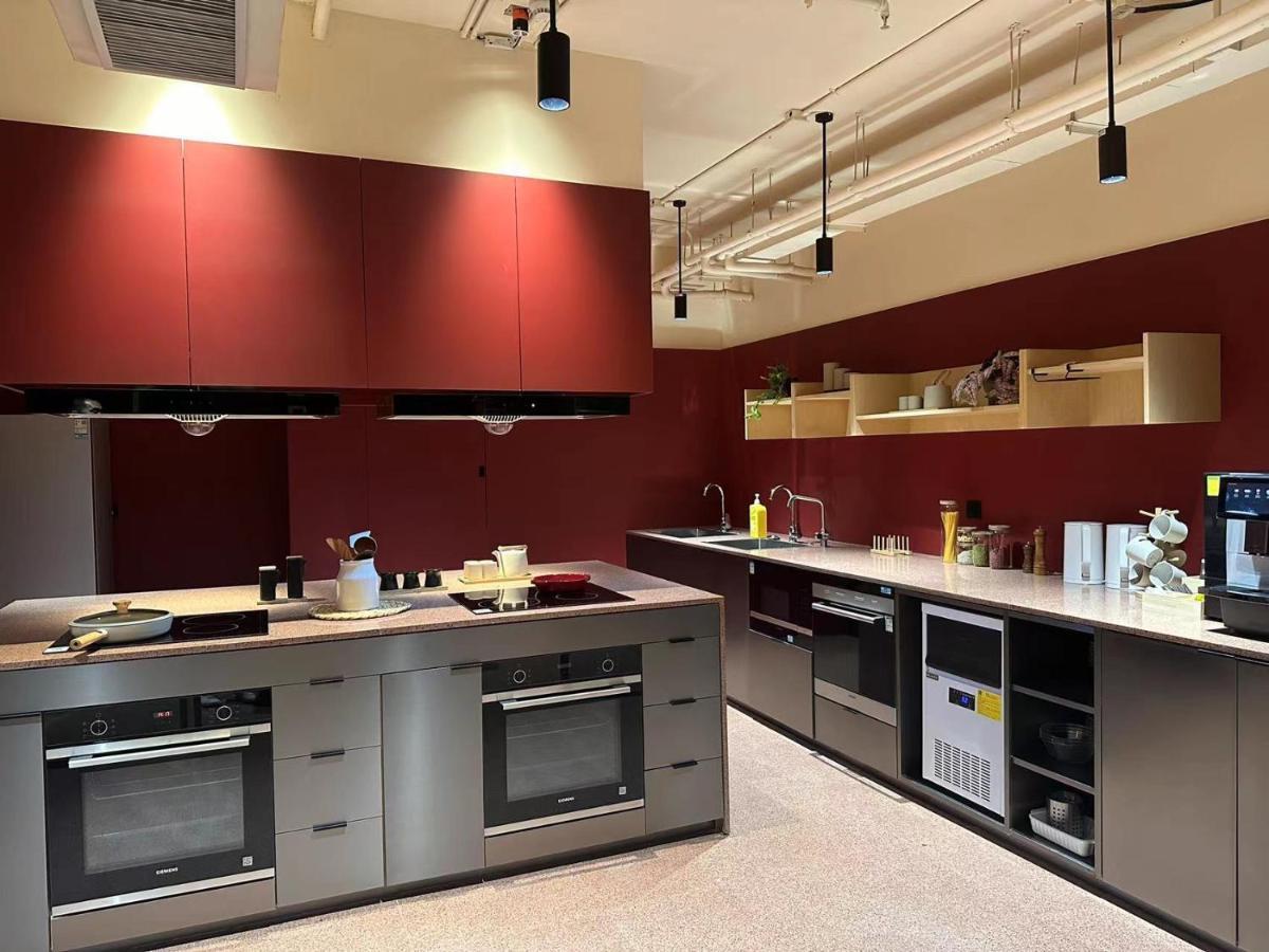 Base-Beijing Wangfujing Serviced Apartment- In Hutong &Bike Rental &Close To Forbidden City, Tian'Anmen Square &Subway Nearby &Free Coffee &Washing Machine,Kitchen &Restaurant Discount &English Speaking &High Speed Free Wifi Zewnętrze zdjęcie A typical kitchen