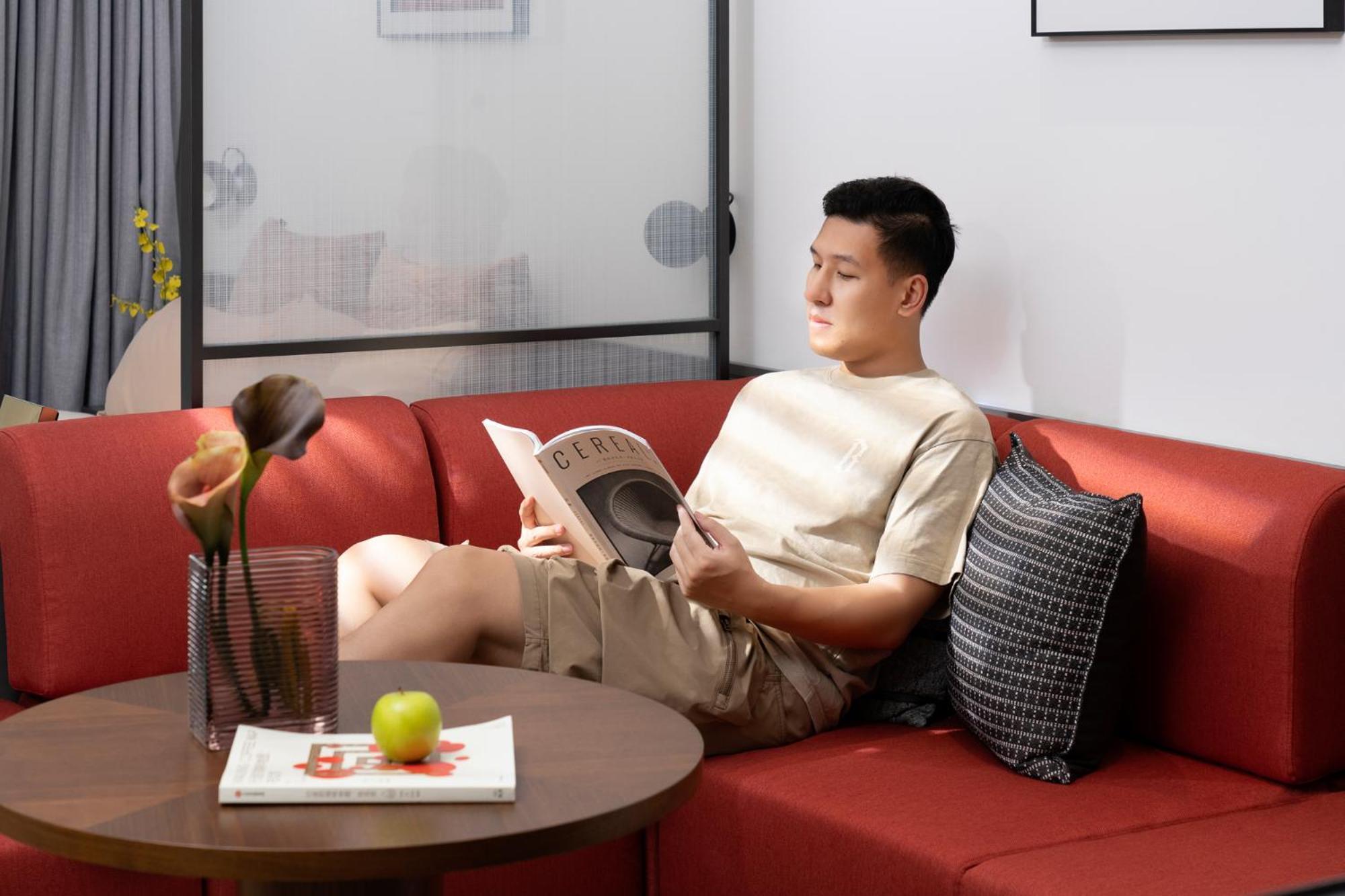 Base-Beijing Wangfujing Serviced Apartment- In Hutong &Bike Rental &Close To Forbidden City, Tian'Anmen Square &Subway Nearby &Free Coffee &Washing Machine,Kitchen &Restaurant Discount &English Speaking &High Speed Free Wifi Zewnętrze zdjęcie A man reading a book on a sofa