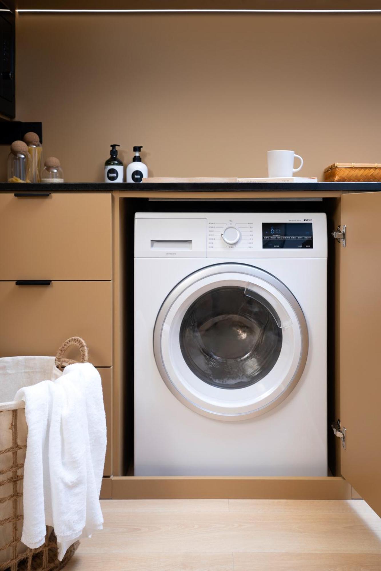 Base-Beijing Wangfujing Serviced Apartment- In Hutong &Bike Rental &Close To Forbidden City, Tian'Anmen Square &Subway Nearby &Free Coffee &Washing Machine,Kitchen &Restaurant Discount &English Speaking &High Speed Free Wifi Zewnętrze zdjęcie A front-loading washing machine