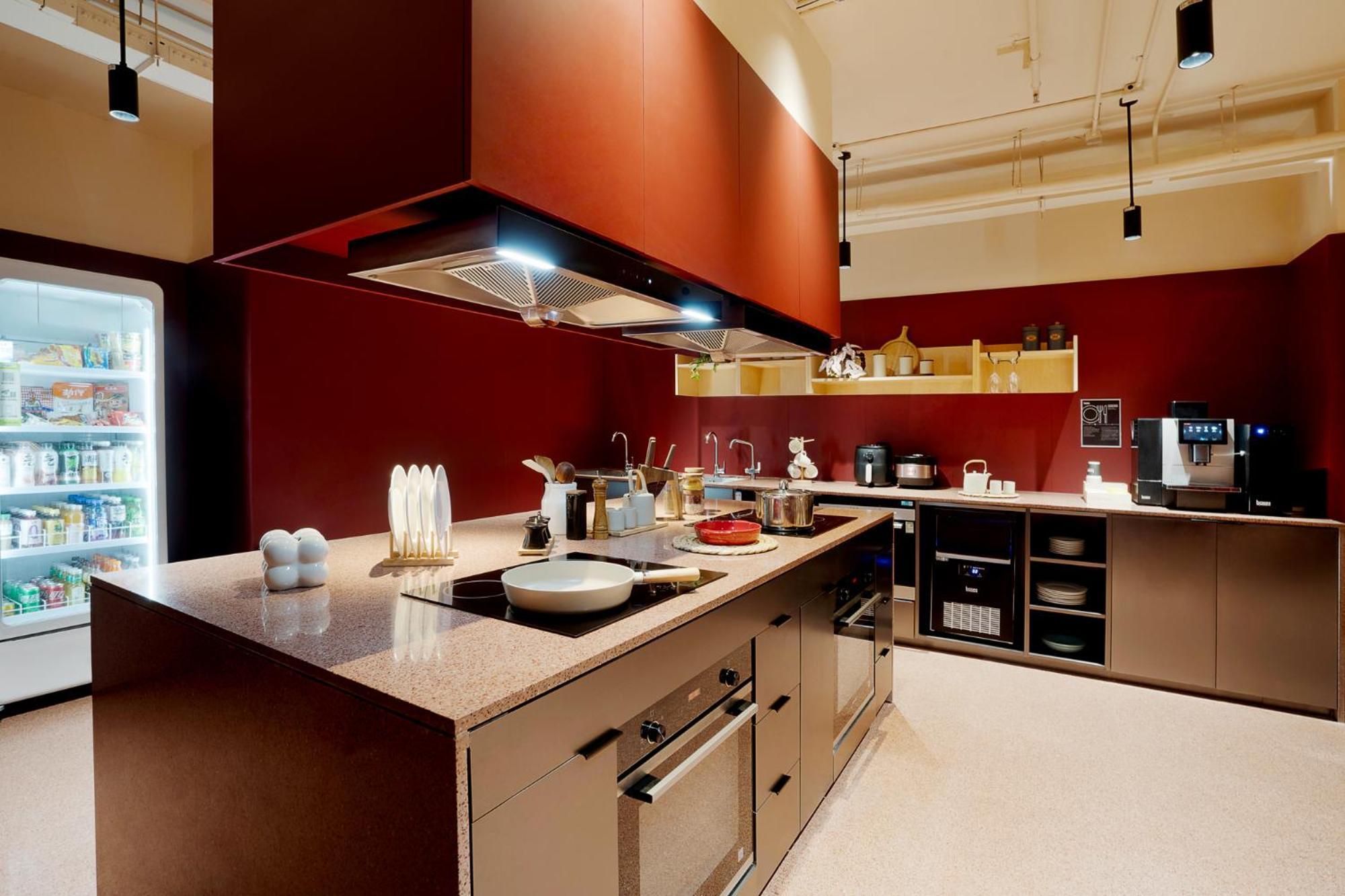 Base-Beijing Wangfujing Serviced Apartment- In Hutong &Bike Rental &Close To Forbidden City, Tian'Anmen Square &Subway Nearby &Free Coffee &Washing Machine,Kitchen &Restaurant Discount &English Speaking &High Speed Free Wifi Zewnętrze zdjęcie A typical kitchen