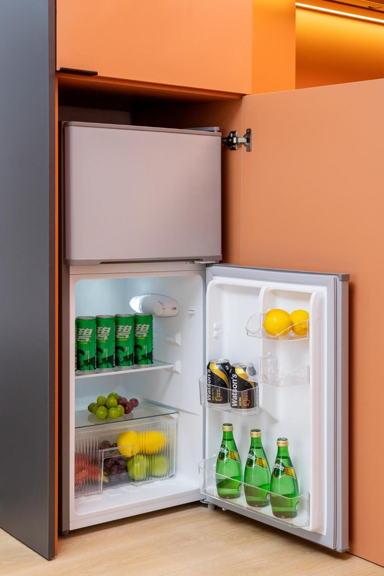 Base-Beijing Wangfujing Serviced Apartment- In Hutong &Bike Rental &Close To Forbidden City, Tian'Anmen Square &Subway Nearby &Free Coffee &Washing Machine,Kitchen &Restaurant Discount &English Speaking &High Speed Free Wifi Zewnętrze zdjęcie A refrigerator