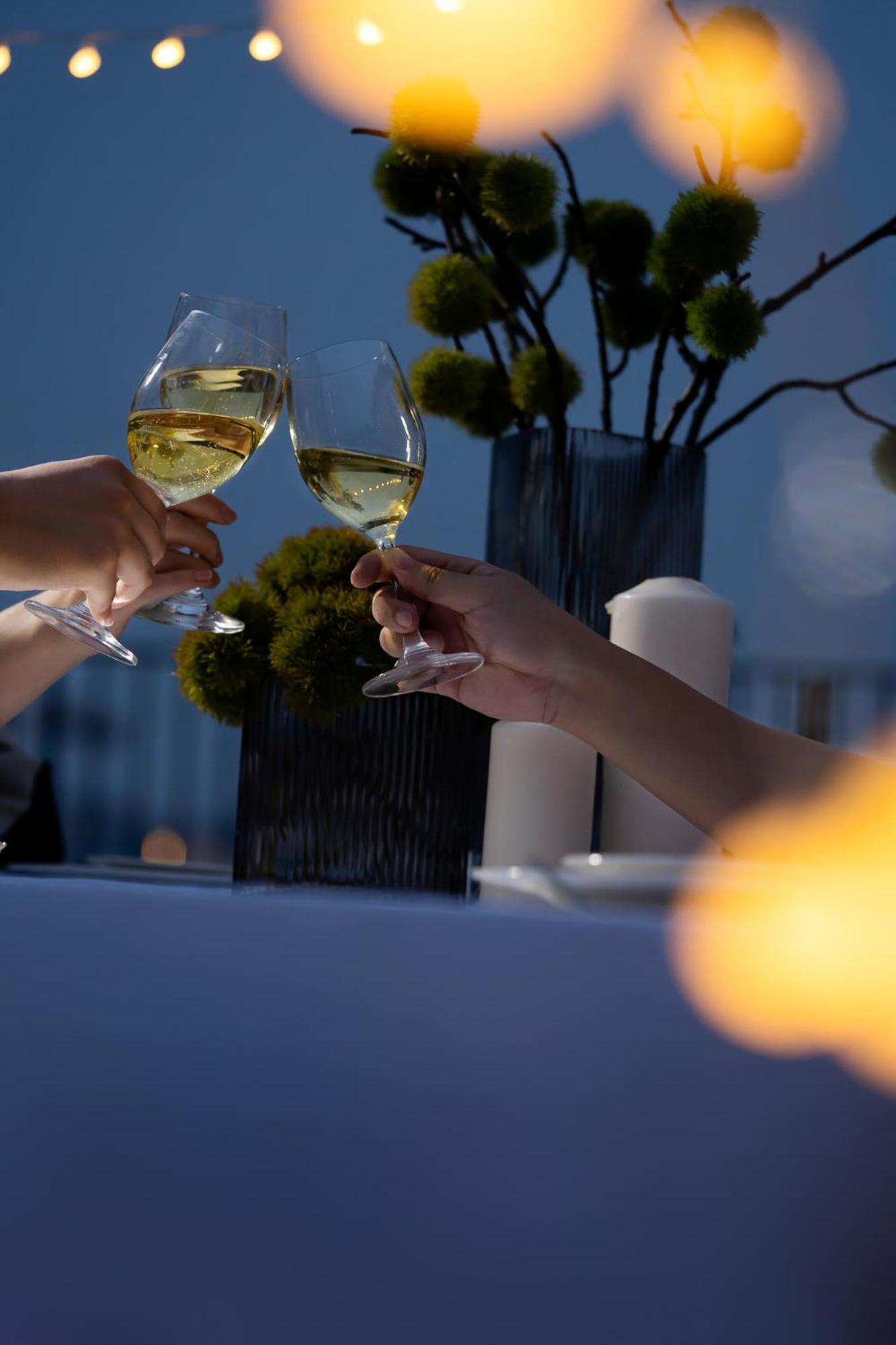 Base-Beijing Wangfujing Serviced Apartment- In Hutong &Bike Rental &Close To Forbidden City, Tian'Anmen Square &Subway Nearby &Free Coffee &Washing Machine,Kitchen &Restaurant Discount &English Speaking &High Speed Free Wifi Zewnętrze zdjęcie Wine glasses