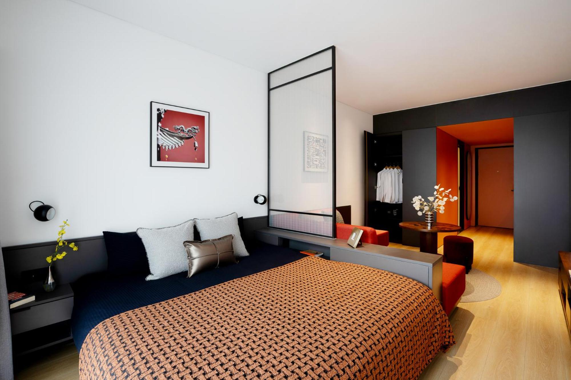Base-Beijing Wangfujing Serviced Apartment- In Hutong &Bike Rental &Close To Forbidden City, Tian'Anmen Square &Subway Nearby &Free Coffee &Washing Machine,Kitchen &Restaurant Discount &English Speaking &High Speed Free Wifi Zewnętrze zdjęcie A room at the hotel