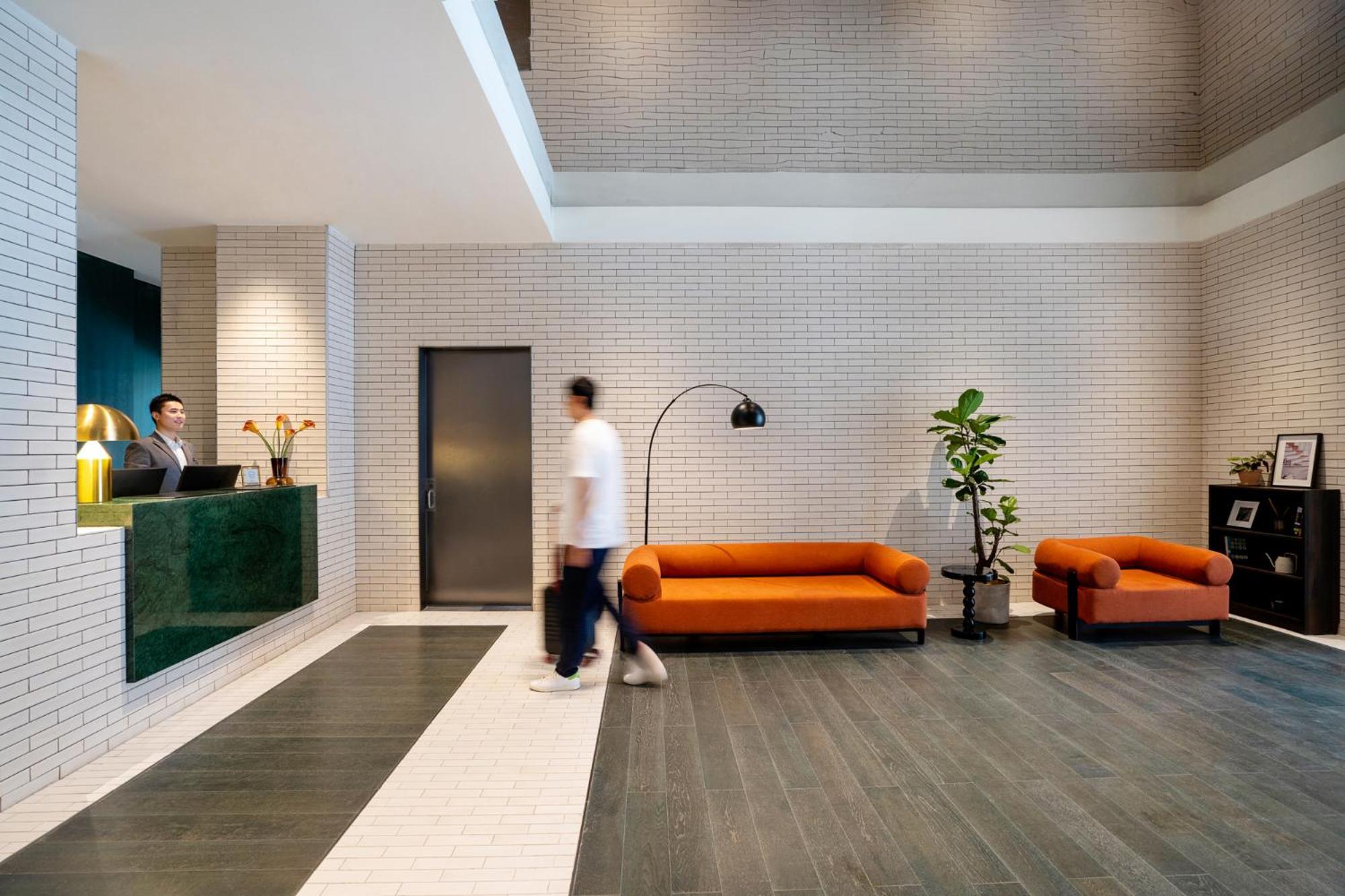 Base-Beijing Wangfujing Serviced Apartment- In Hutong &Bike Rental &Close To Forbidden City, Tian'Anmen Square &Subway Nearby &Free Coffee &Washing Machine,Kitchen &Restaurant Discount &English Speaking &High Speed Free Wifi Zewnętrze zdjęcie The lobby of the hotel