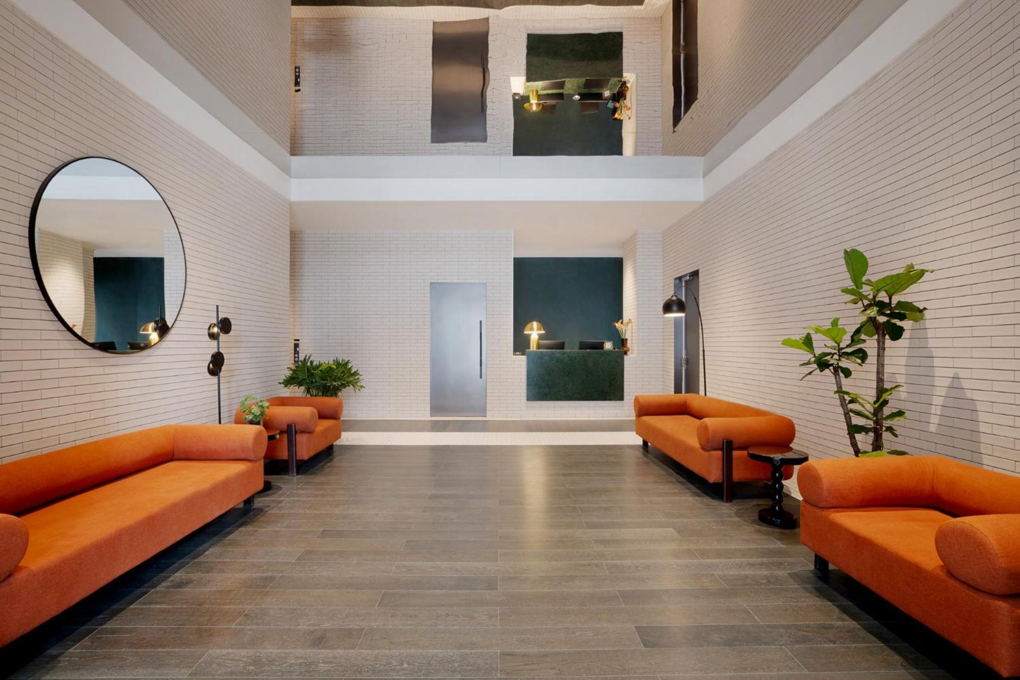 Base-Beijing Wangfujing Serviced Apartment- In Hutong &Bike Rental &Close To Forbidden City, Tian'Anmen Square &Subway Nearby &Free Coffee &Washing Machine,Kitchen &Restaurant Discount &English Speaking &High Speed Free Wifi Zewnętrze zdjęcie The lobby of the hotel