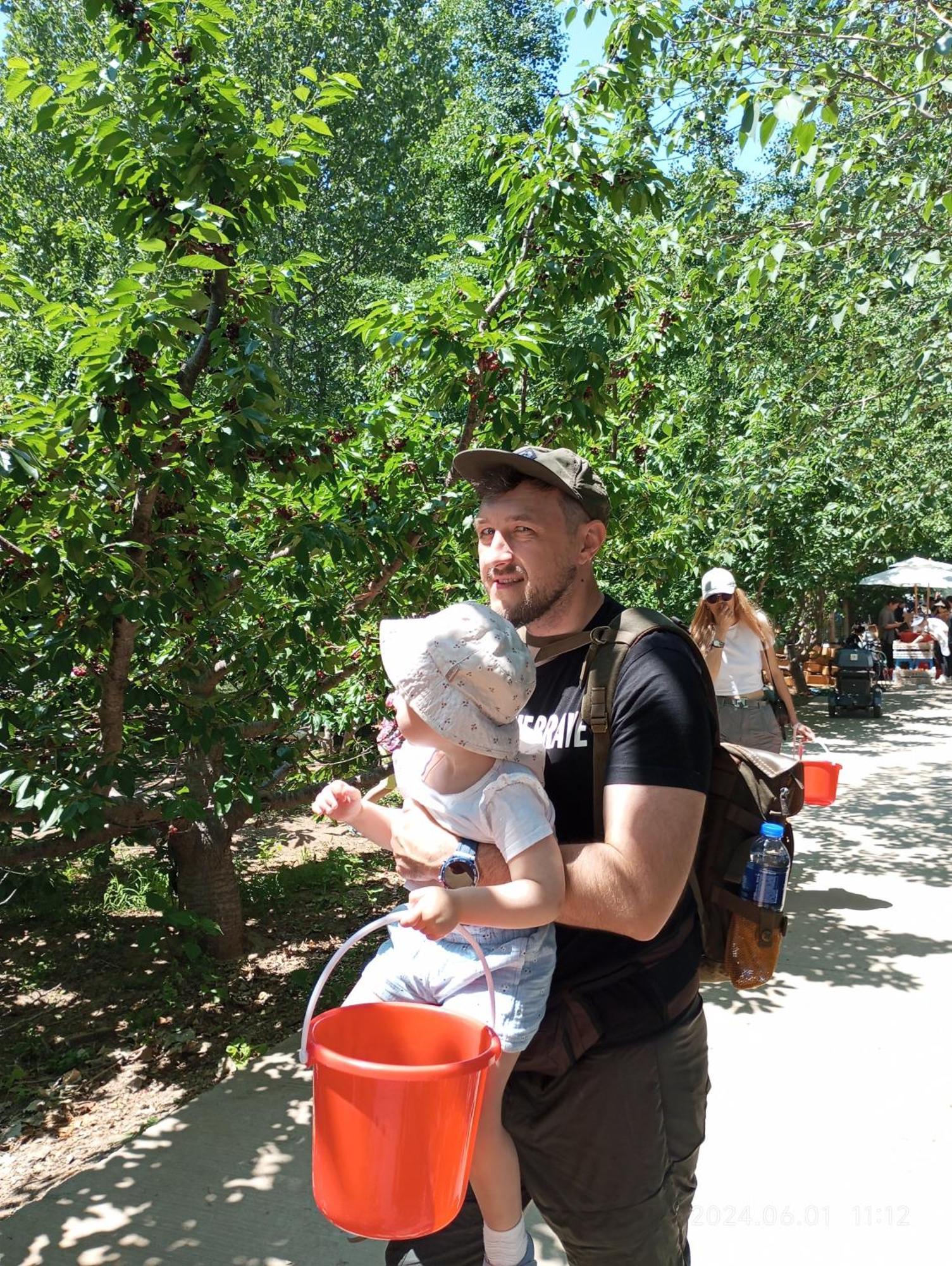 Base-Beijing Wangfujing Serviced Apartment- In Hutong &Bike Rental &Close To Forbidden City, Tian'Anmen Square &Subway Nearby &Free Coffee &Washing Machine,Kitchen &Restaurant Discount &English Speaking &High Speed Free Wifi Zewnętrze zdjęcie A father with his child