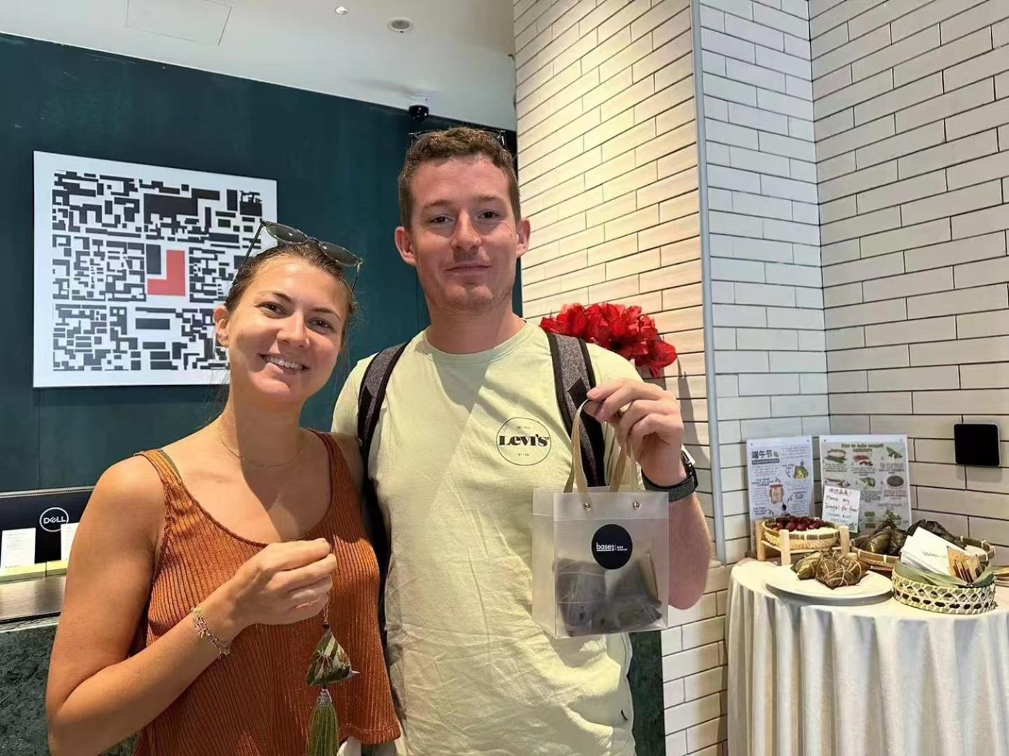 Base-Beijing Wangfujing Serviced Apartment- In Hutong &Bike Rental &Close To Forbidden City, Tian'Anmen Square &Subway Nearby &Free Coffee &Washing Machine,Kitchen &Restaurant Discount &English Speaking &High Speed Free Wifi Zewnętrze zdjęcie Visitors to the museum