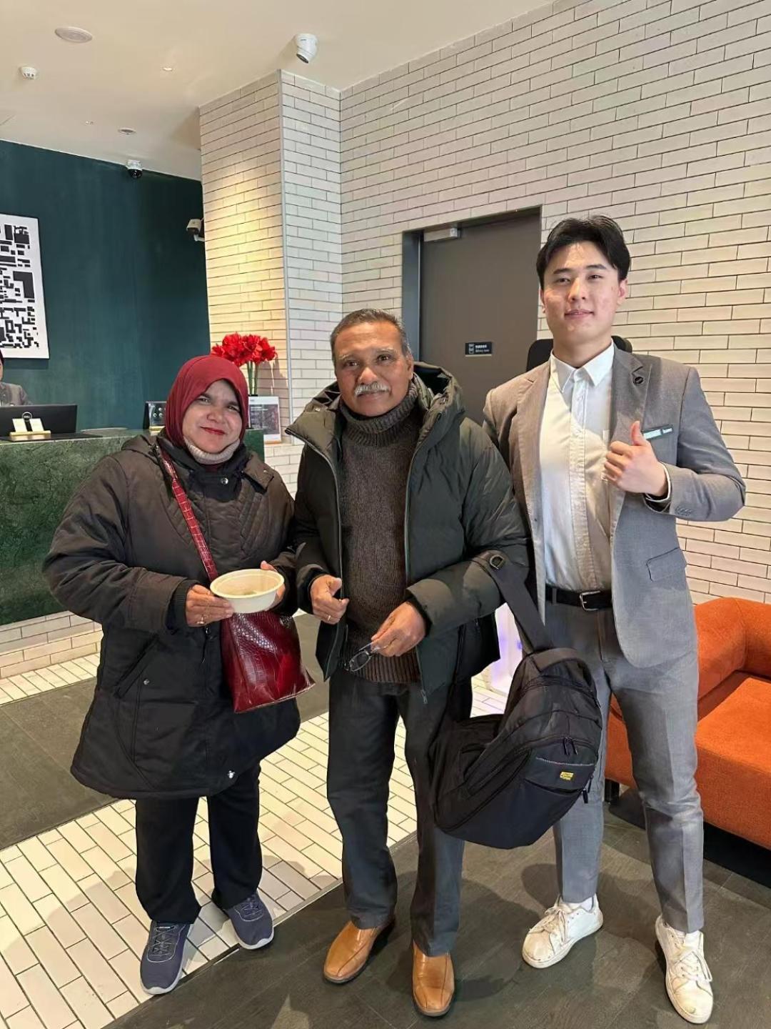 Base-Beijing Wangfujing Serviced Apartment- In Hutong &Bike Rental &Close To Forbidden City, Tian'Anmen Square &Subway Nearby &Free Coffee &Washing Machine,Kitchen &Restaurant Discount &English Speaking &High Speed Free Wifi Zewnętrze zdjęcie Amina, Abdul and Kim
