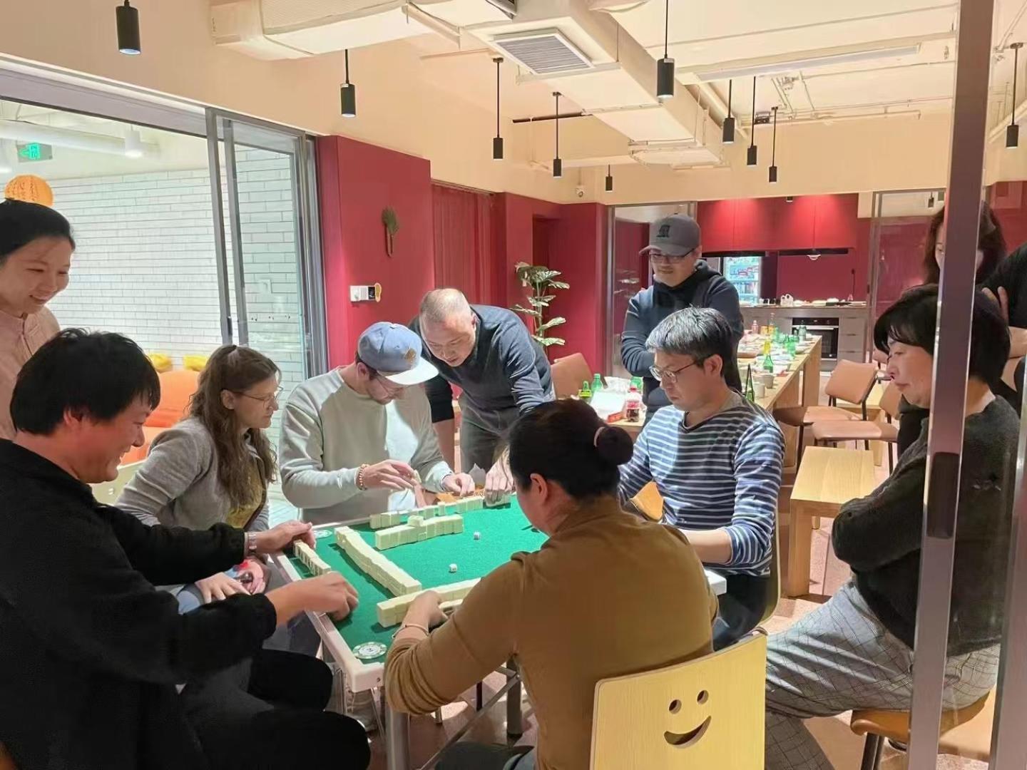 Base-Beijing Wangfujing Serviced Apartment- In Hutong &Bike Rental &Close To Forbidden City, Tian'Anmen Square &Subway Nearby &Free Coffee &Washing Machine,Kitchen &Restaurant Discount &English Speaking &High Speed Free Wifi Zewnętrze zdjęcie A mahjong game in progress