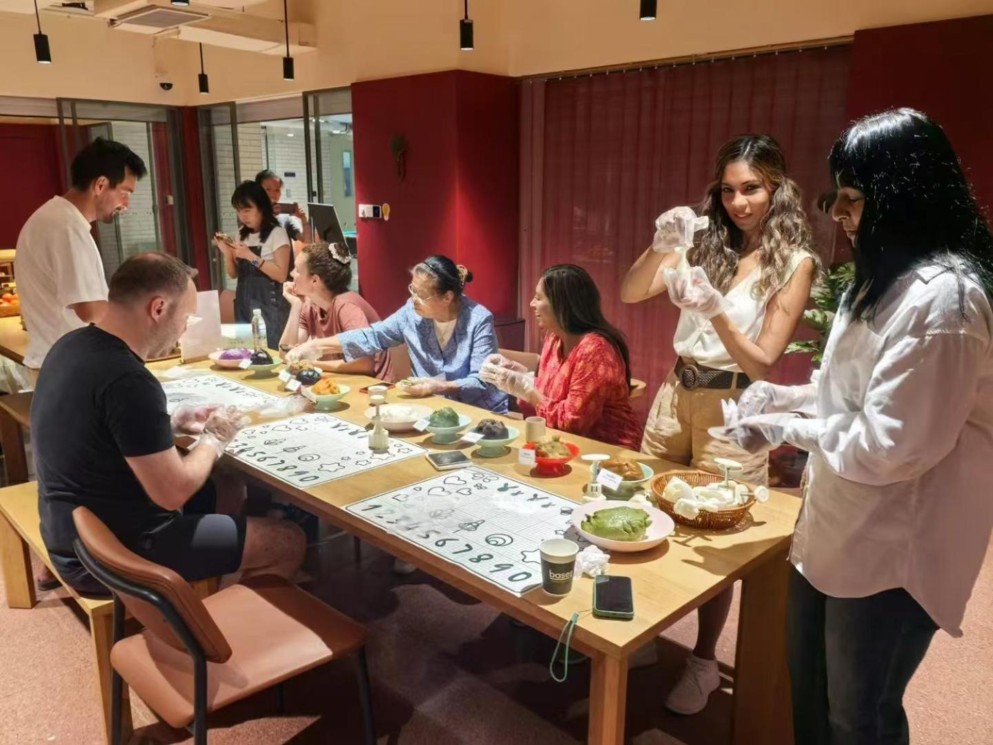 Base-Beijing Wangfujing Serviced Apartment- In Hutong &Bike Rental &Close To Forbidden City, Tian'Anmen Square &Subway Nearby &Free Coffee &Washing Machine,Kitchen &Restaurant Discount &English Speaking &High Speed Free Wifi Zewnętrze zdjęcie A tea ceremony at the University of Oxford