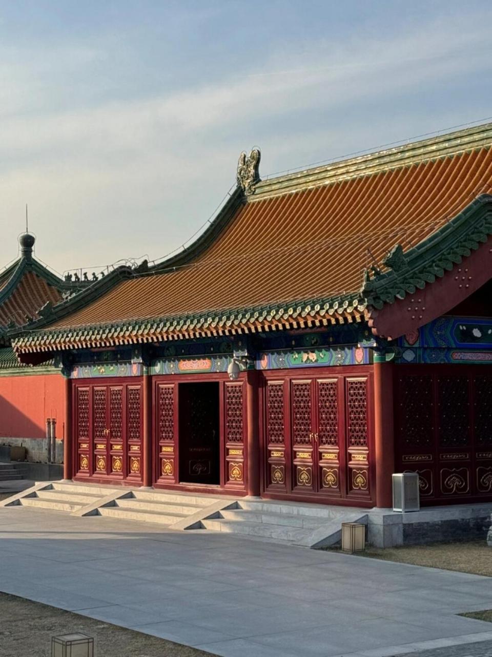 Base-Beijing Wangfujing Serviced Apartment- In Hutong &Bike Rental &Close To Forbidden City, Tian'Anmen Square &Subway Nearby &Free Coffee &Washing Machine,Kitchen &Restaurant Discount &English Speaking &High Speed Free Wifi Zewnętrze zdjęcie The gate of the temple