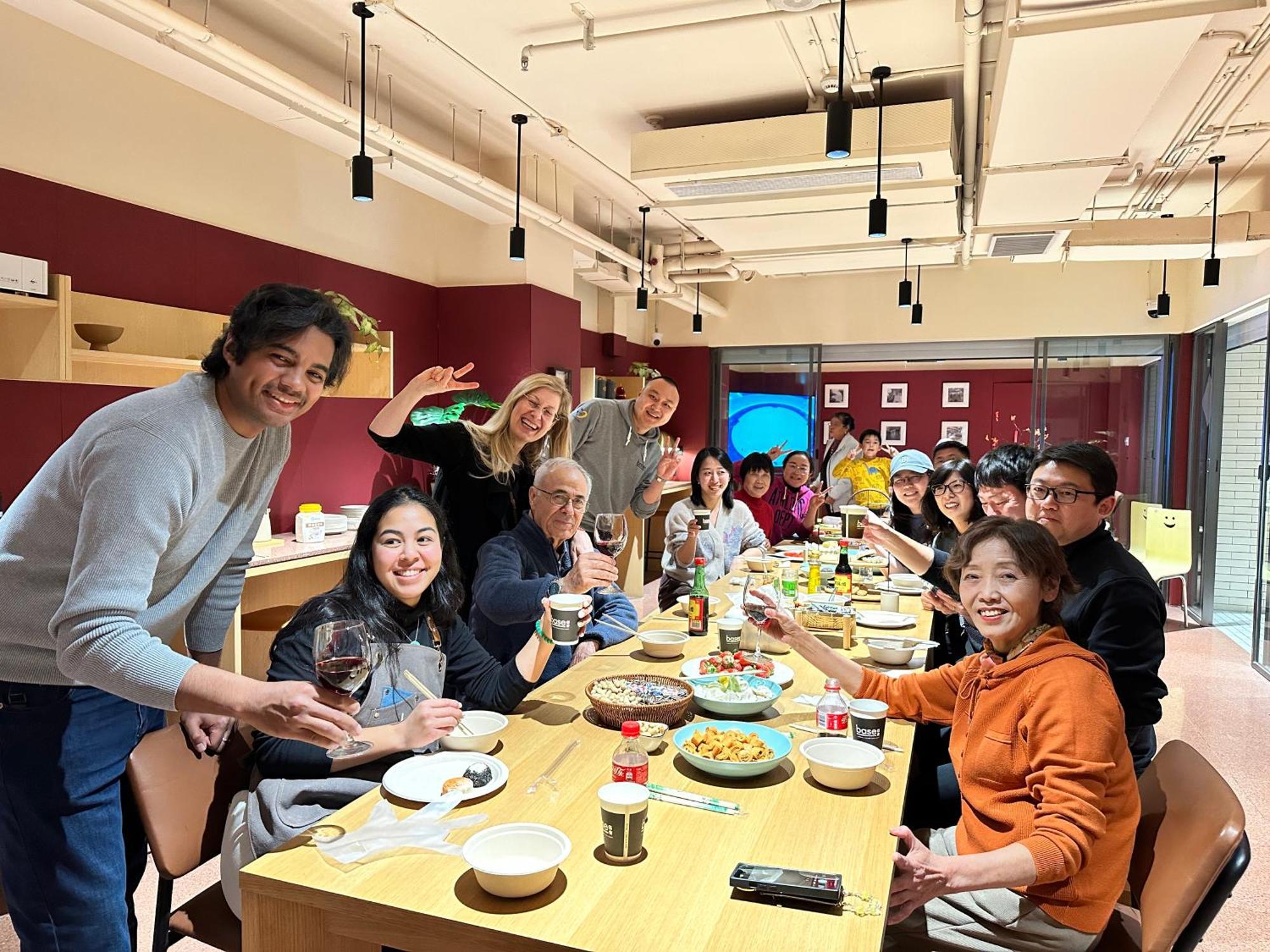 Base-Beijing Wangfujing Serviced Apartment- In Hutong &Bike Rental &Close To Forbidden City, Tian'Anmen Square &Subway Nearby &Free Coffee &Washing Machine,Kitchen &Restaurant Discount &English Speaking &High Speed Free Wifi Zewnętrze zdjęcie A group of students from the University of Hong Kong, 2019