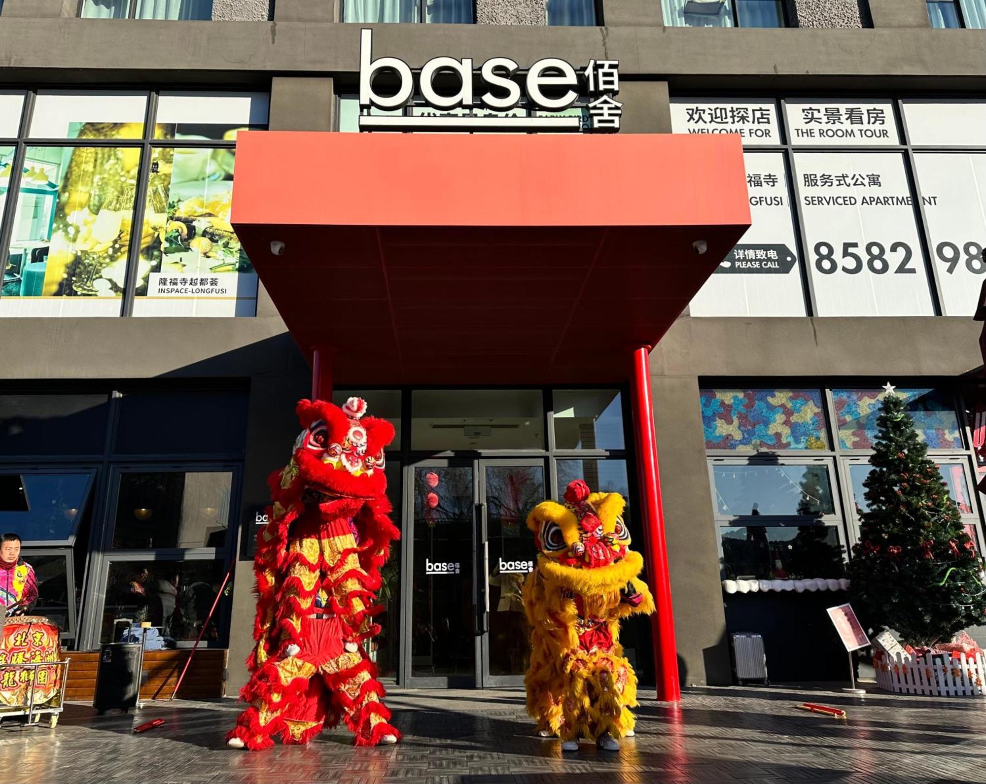 Base-Beijing Wangfujing Serviced Apartment- In Hutong &Bike Rental &Close To Forbidden City, Tian'Anmen Square &Subway Nearby &Free Coffee &Washing Machine,Kitchen &Restaurant Discount &English Speaking &High Speed Free Wifi Zewnętrze zdjęcie Chinese New Year celebrations at Base Shopping Centre