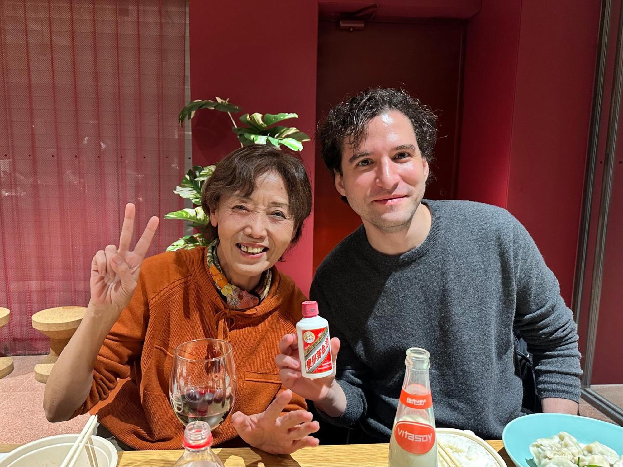 Base-Beijing Wangfujing Serviced Apartment- In Hutong &Bike Rental &Close To Forbidden City, Tian'Anmen Square &Subway Nearby &Free Coffee &Washing Machine,Kitchen &Restaurant Discount &English Speaking &High Speed Free Wifi Zewnętrze zdjęcie Yoko Kanno and Rob Kaz