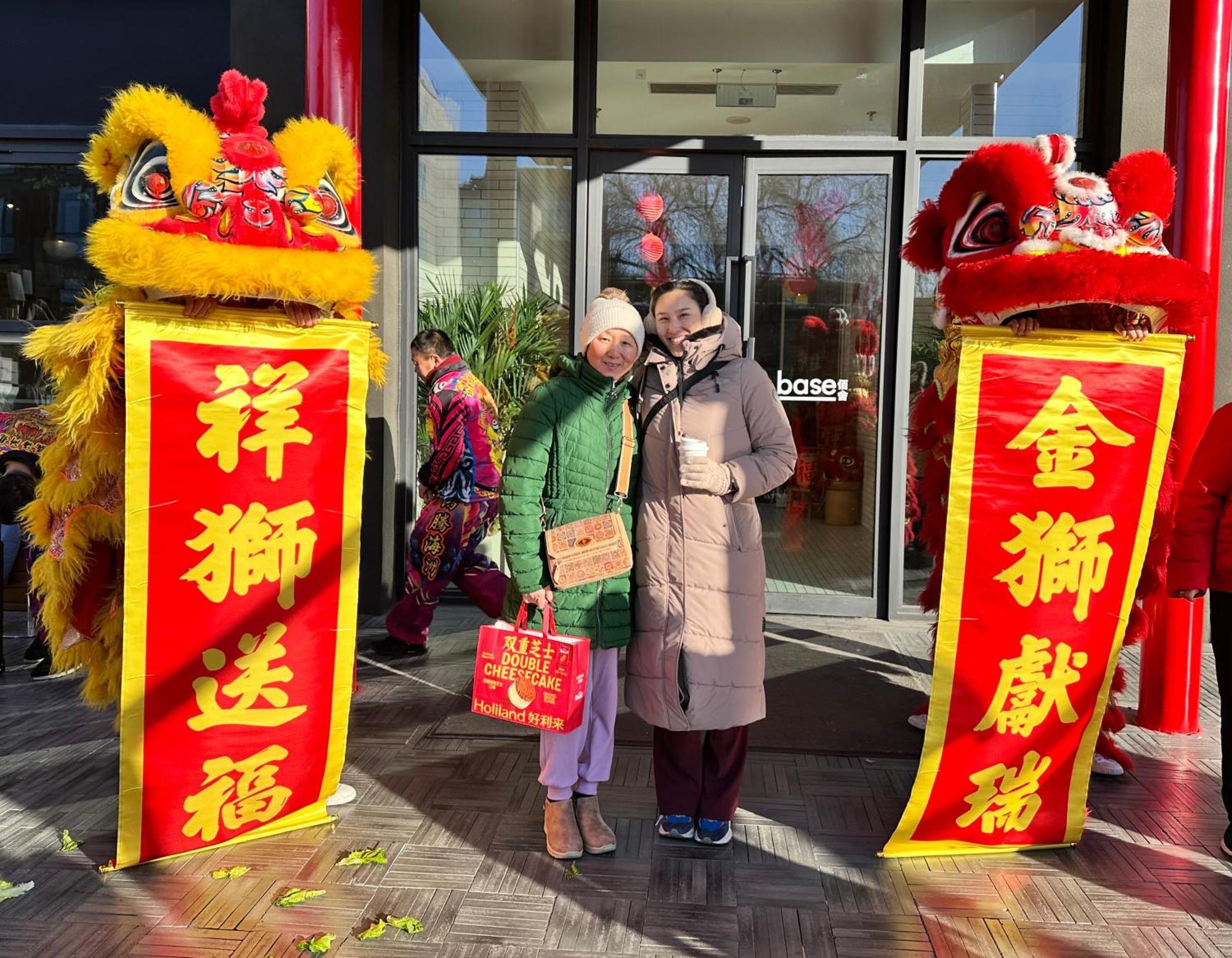 Base-Beijing Wangfujing Serviced Apartment- In Hutong &Bike Rental &Close To Forbidden City, Tian'Anmen Square &Subway Nearby &Free Coffee &Washing Machine,Kitchen &Restaurant Discount &English Speaking &High Speed Free Wifi Zewnętrze zdjęcie Chinese New Year celebrations at the shopping centre in 2018
